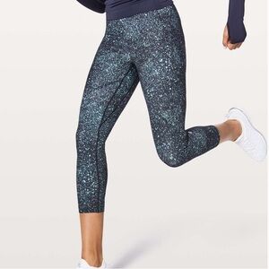Lululemon Lead The Pack Crop in Mineralize Multi 21” - Size 4